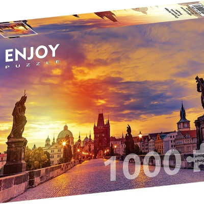 Most Karola o zachodzie słońca w Pradze