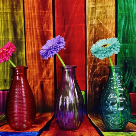 Kolorowe wazony z kwiatami